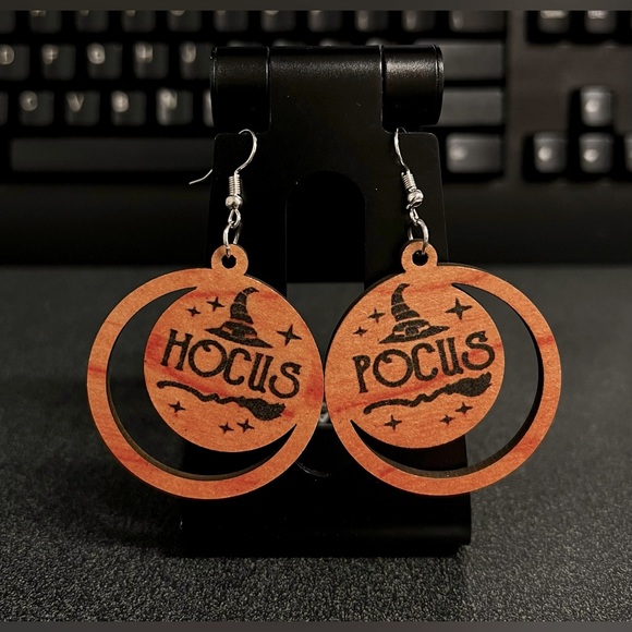 Hocus Pocus Wooden Earrings 🧙‍♀️🎃 - Picture 1 of 3